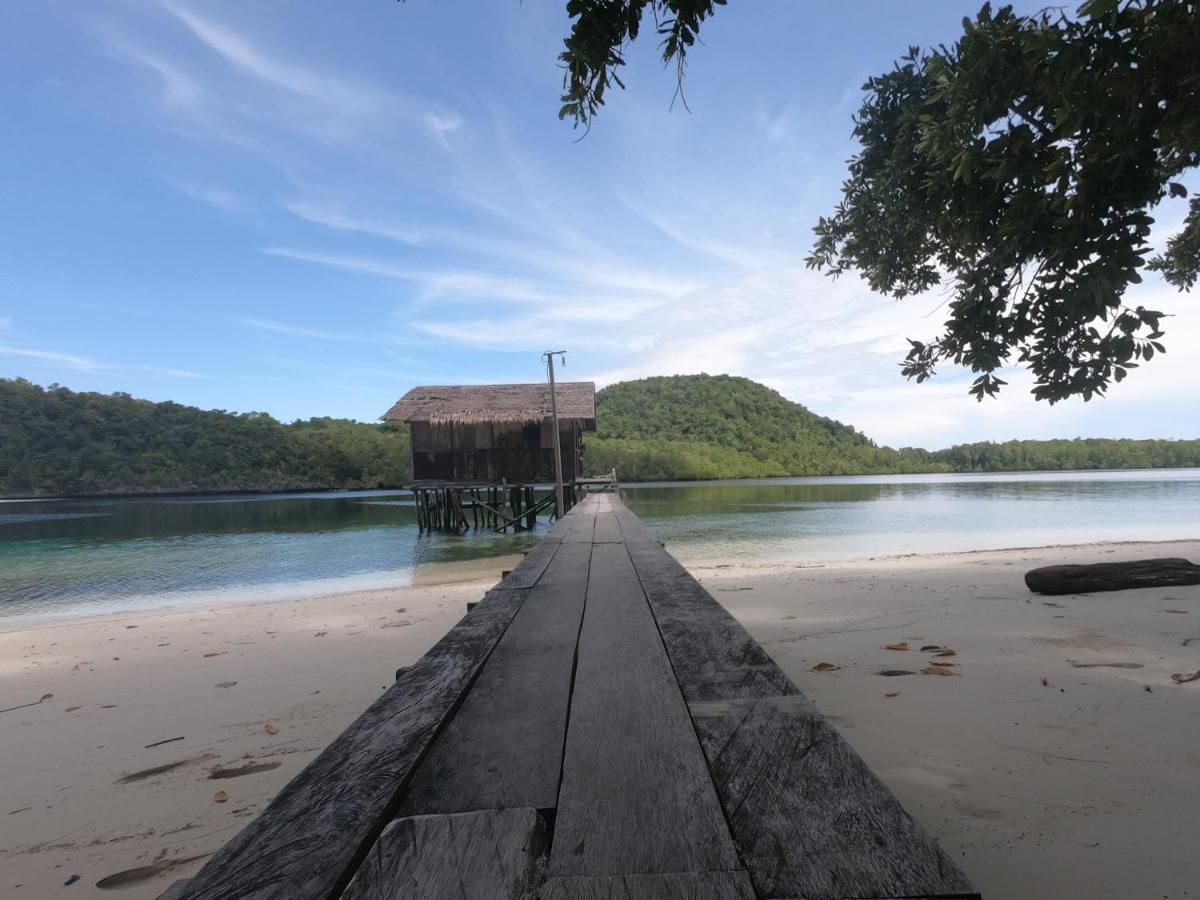 Meos Ambower Homestay Raja Ampat Fam Exteriör bild