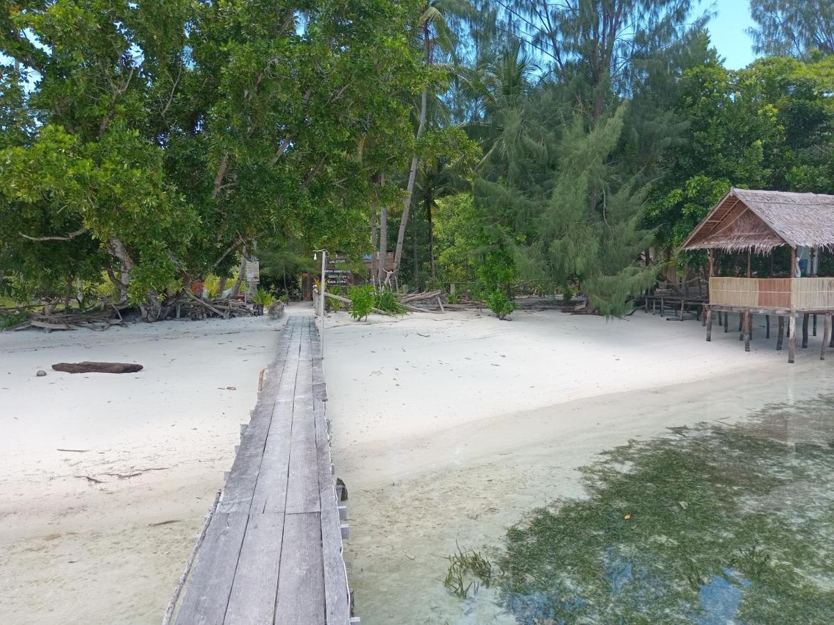 Meos Ambower Homestay Raja Ampat Fam Exteriör bild