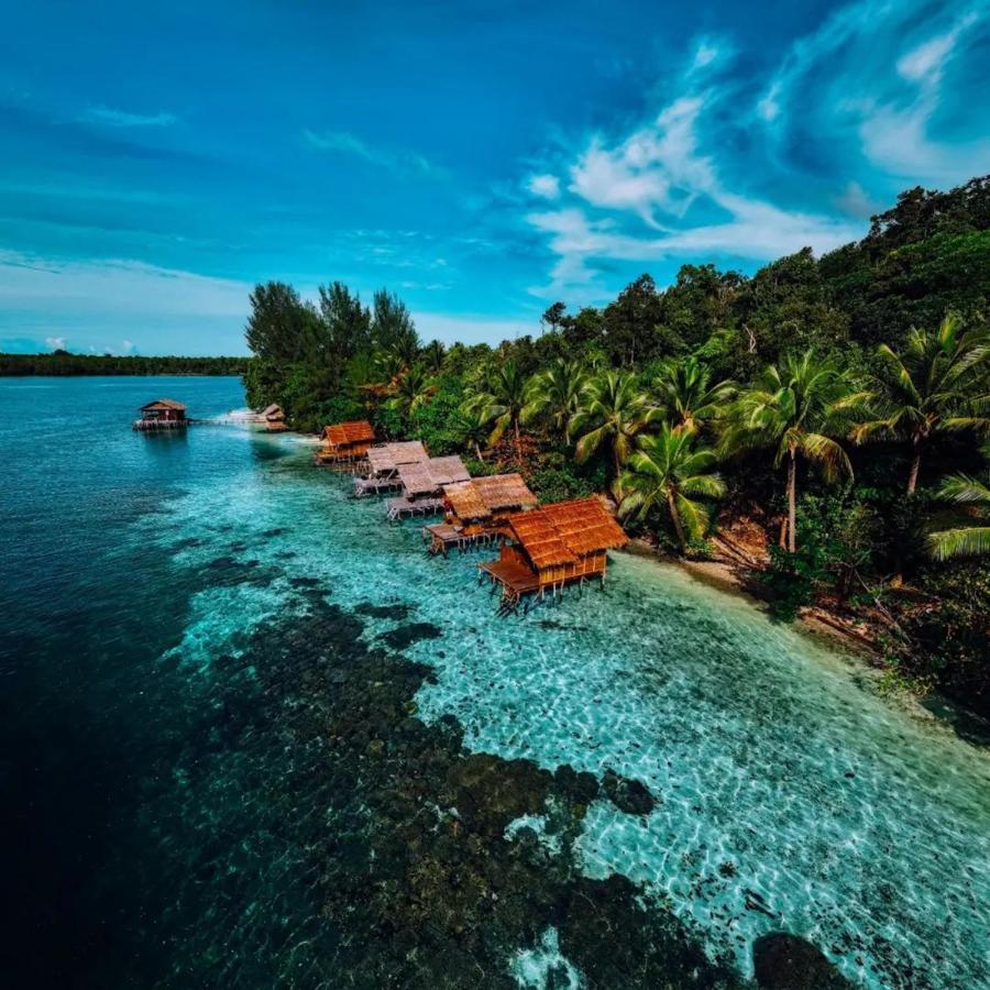 Meos Ambower Homestay Raja Ampat Fam Exteriör bild