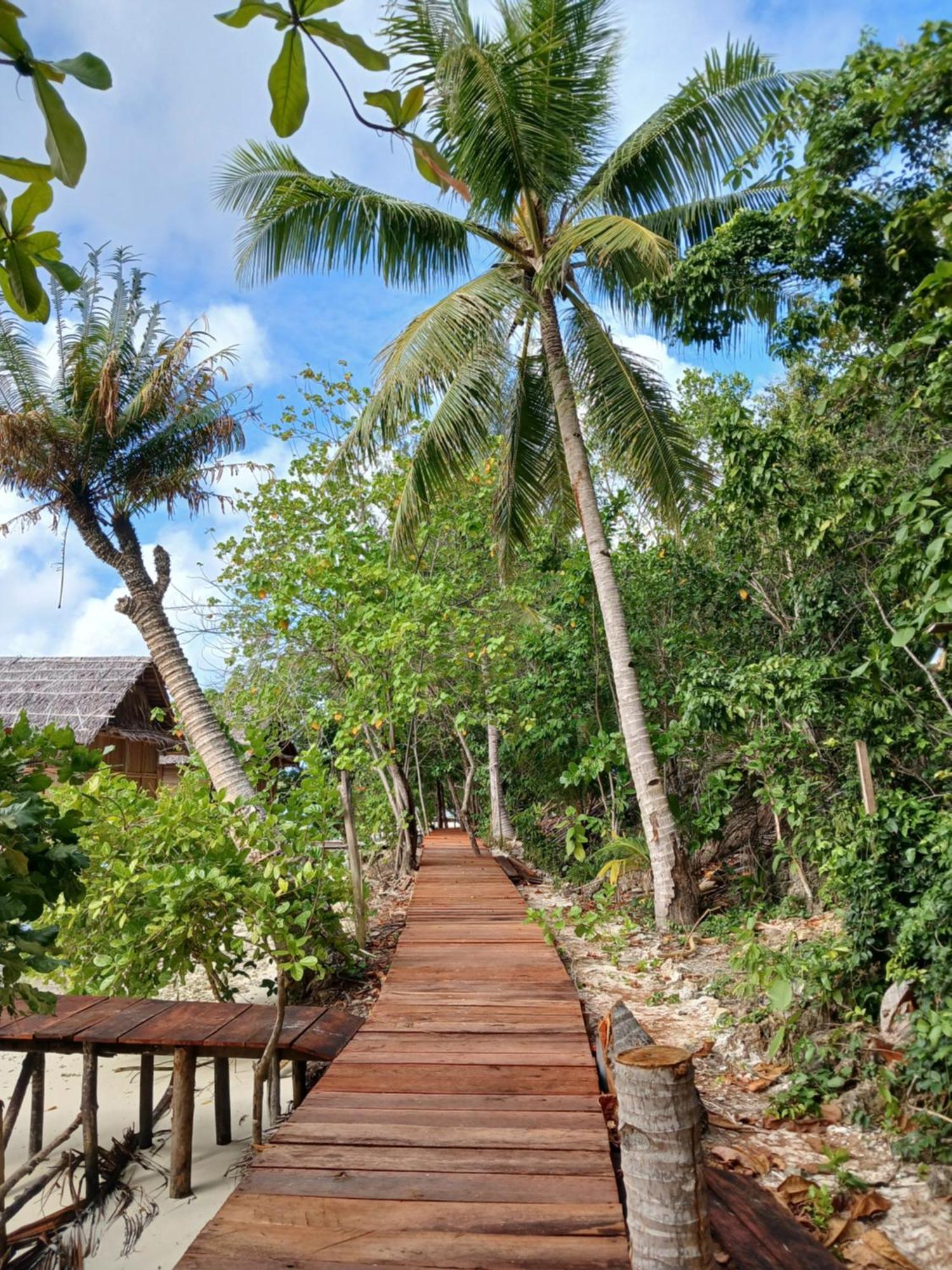 Meos Ambower Homestay Raja Ampat Fam Exteriör bild
