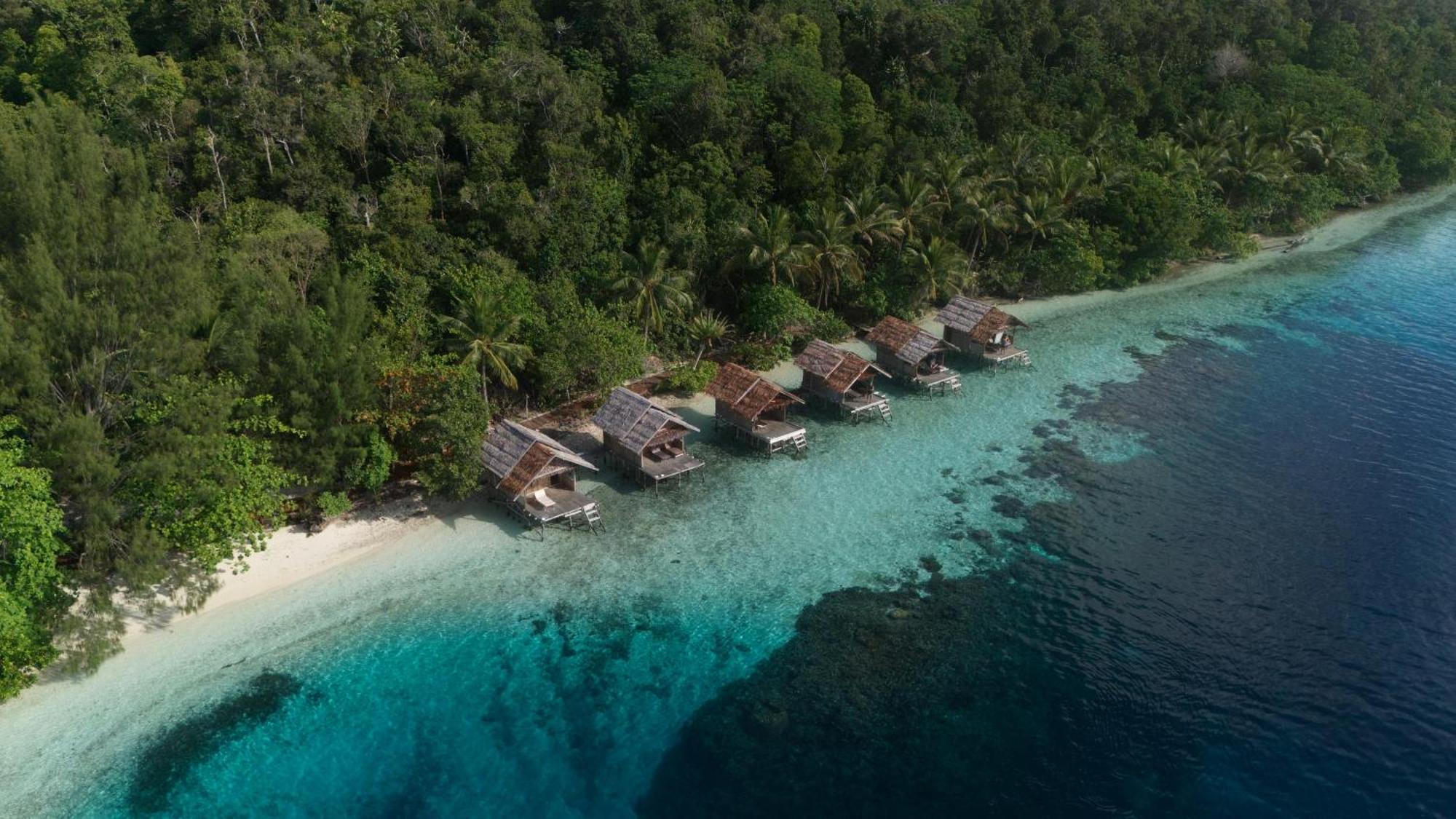 Meos Ambower Homestay Raja Ampat Fam Exteriör bild