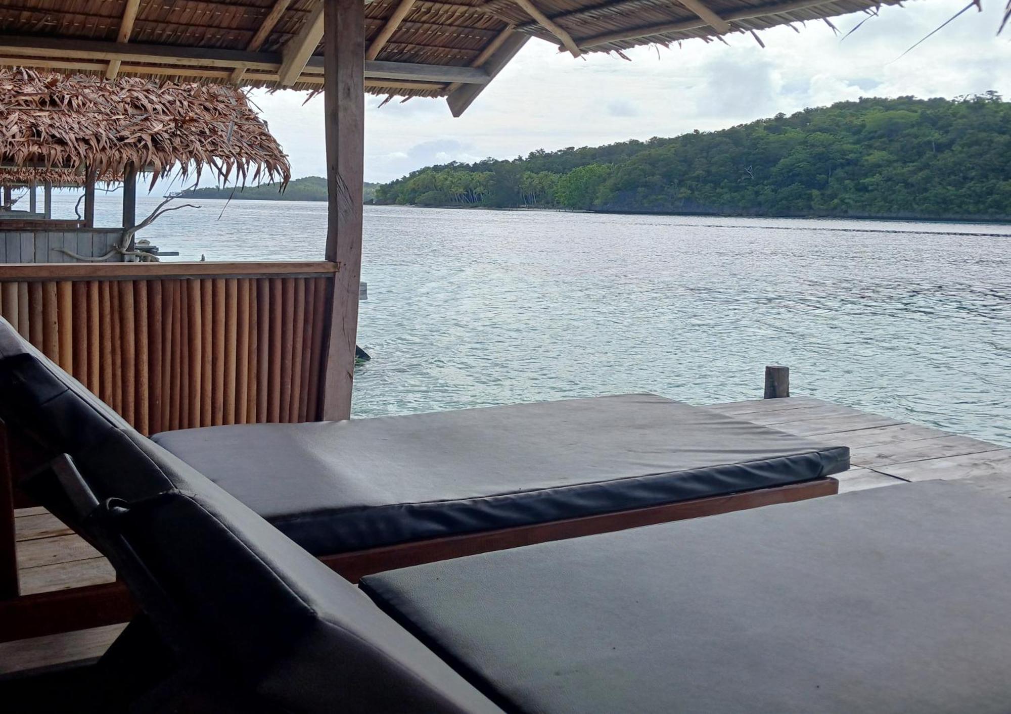 Meos Ambower Homestay Raja Ampat Fam Exteriör bild