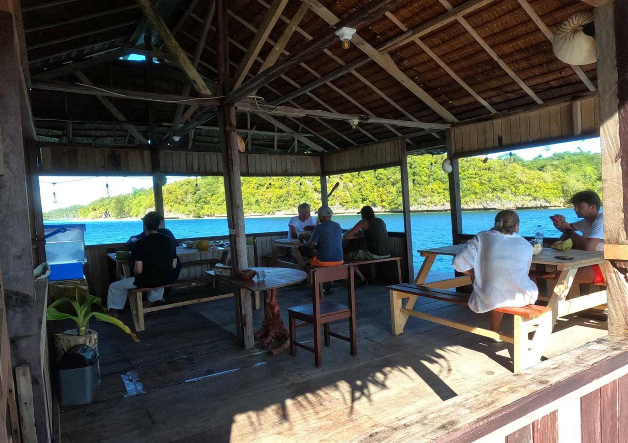 Meos Ambower Homestay Raja Ampat Fam Exteriör bild